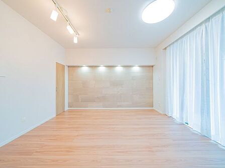リビングには物入を配置しました。ストック用品や書類関係の収納に便利です。また、調湿・防臭にも優れたエコカラットを設置し、洗練された空間を演出しました。