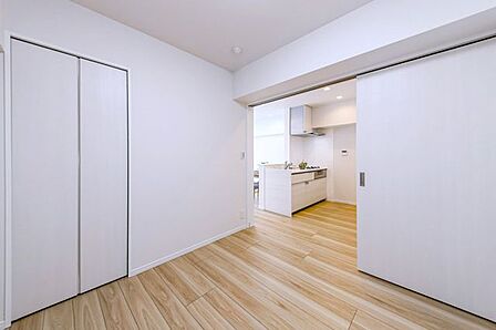 様々な使い方ができるリビングに隣接した洋室(約4.2帖)。※室内の家具や調度品等は価格に含まれません。