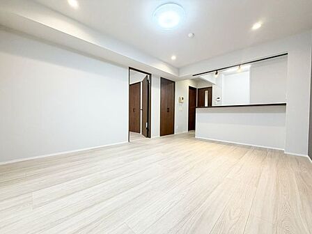 建具とフローリングの優しい木目がナチュラルで明るい空間を演出しています。