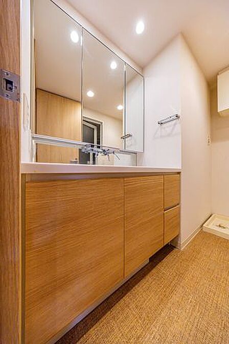 使いやすい三面鏡付の洗面台。収納力もありますので、日用品をストックするにも良いですね。