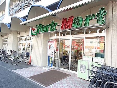 ヨークマート磯子店 徒歩1分。 60m