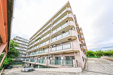 外壁タイル貼り。上品な佇まいのマンションです。
