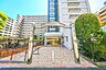 エントランス：総戸数119戸の大規模マンション。