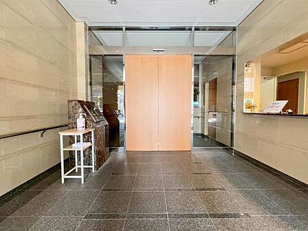 上質な空間が広がるエントランス。オートロック付きで、快適さと安心を兼ね備えた住まいです。