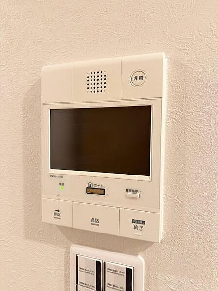 モニター付きインターホンで玄関を確認しなくても誰が来たのかすぐわかります。また、姿を見られたくない空き巣や不審者が嫌がるため、防犯効果を高めることもでき、お子様のお留守番も安全・安心です。