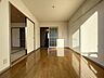 リビング/ダイニング：同一物件、別部屋の写真です。
