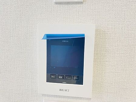 来訪者を確認できるTVモニター付きインターホン。安心感があります。