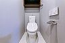 トイレ：トイレは温水洗浄便座付です。トイレの上部には収納付。トイレットペーパー等、買い置きもしやすそうです。