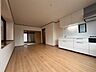 リビング/ダイニング：広々LDK♪フローリング上貼り済み♪