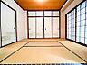 和室：和室約６帖：壁いっぱいに天袋付きの押入があり収納がタップリ出来ます。東側に掃き出し窓があり、専用庭に出入りが出来ます。
