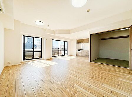 ＬＤＫ約２０．４帖：南西向きバルコニーからと南東側からの採光タップリで室内大変明るく通風も良好です。（フローリング・クロス・網戸張替、建具新調、照明器具新設、カーテンレール・レースカーテン取付等）