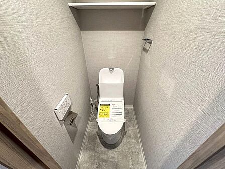 ウォシュレット一体型トイレ新調しました。上部に便利な棚付きです。（ダブルペーパーホルダー・タオル掛け新調、クロス・フロアタイル張替等）