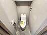 トイレ：ウォシュレット一体型トイレ新調しました。上部に便利な棚付きです。（ダブルペーパーホルダー・タオル掛け新調、クロス・フロアタイル張替等）