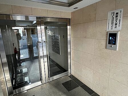 オートロック完備のエントランスです。