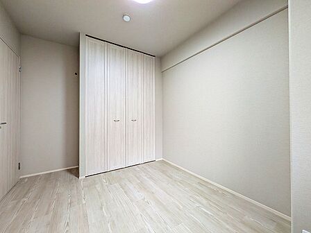 洋室約５帖：室内リフォーム済みで新築みたいにピッカピカです。