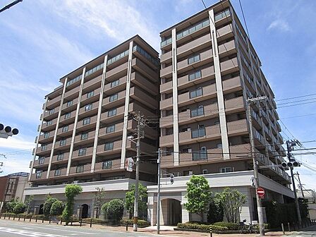 2003年(平成15年)10月建築のペットと暮らせるマンション。大阪メトロ千日前線 新深江駅まで約400m(徒歩5分)の好立地。近鉄難波・奈良線・大阪線 布施駅にも約780m(徒歩10分)の好立地。