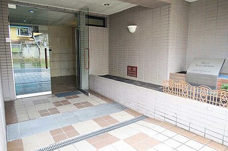 ウエスト北小岩のエントランスです