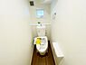 トイレ：トイレ トイレには快適な温水洗浄便座付き