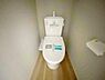 トイレ：トイレ トイレには快適な温水洗浄便座付き