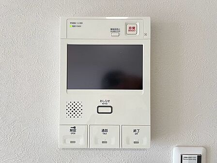 お子様のお留守番時も安心なモニター付きインターホン。鍵を開ける前に画面で相手を確認できるため、不審者の侵入予防や防犯対策に効果的です。家族みんなが安全に過ごせる、住まいの安心をサポートします。