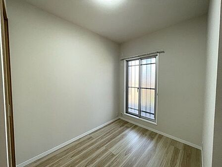 子供部屋にぴったりな洋室。明るい空間で成長を見守ります