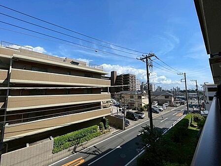 前面道路が広く、空の広がる眺望です。