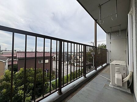 陽当たり良好で爽やかな風が吹き抜ける明るいバルコニー。洗濯物や布団もふかふかに乾き、毎日の家事を気持ちよくサポートします。鉢植えを置いてミニガーデンを楽しむなど、多目的に活躍する空間です。