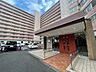 エントランス：ベビーカーやキャリーケースも通行しやすい、フラットなエントランスです。
