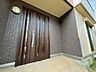 玄関：屋根のある玄関アプローチで、雨の日も濡れずにスムーズに出入りできます。傘を折りたたむ際や荷物の多い日、お子様のレインコートの脱ぎ着も落ち着いて行える、暮らしの快適さを高める配慮が嬉しい設計です。