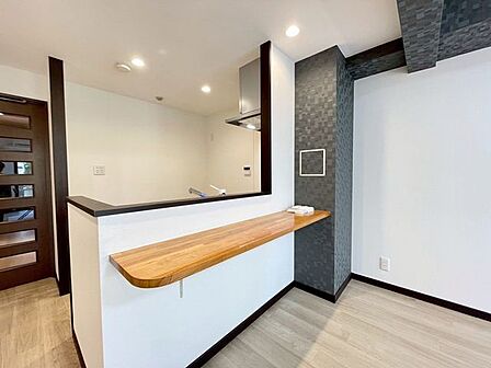 対面式カウンターキッチンの採用で、料理中も会話が途切れず明るい空間に。リビング全体が見渡せるため、家族の笑顔を感じながら楽しく調理できます。配膳の手間も省け、日々の暮らしにゆとりを生み出します。