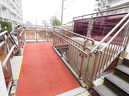 重い荷物やスーツケースの持ち運びも快適こなせるスロープ設計です
