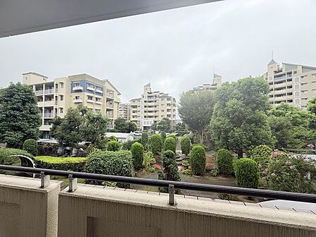 前面に遮る建物がない開放的なロケーション。澄み渡る青空が目の前に広がり、日々の暮らしに心地よい開放感と癒やしをもたらします。ゆったりと過ごせる贅沢な空間です。