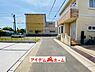 外観：前面道路 平日・土日問わずご案内致します！お気軽にお問合わせ下さい♪ 