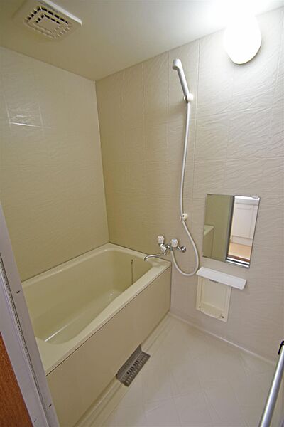画像5:浴室シャワー、鏡付いています。