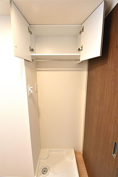 画像18:室内洗濯機置き場。上部に収納棚があり便利です。