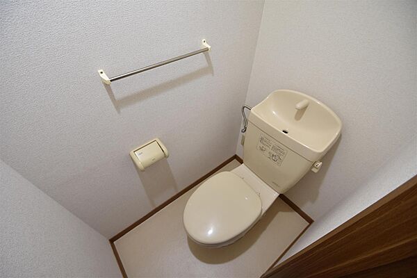 画像6:水洗トイレ。タオル掛け付いてまいす。