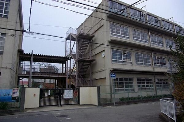 画像8:中学校「尼崎市立大成中学校まで1061m」