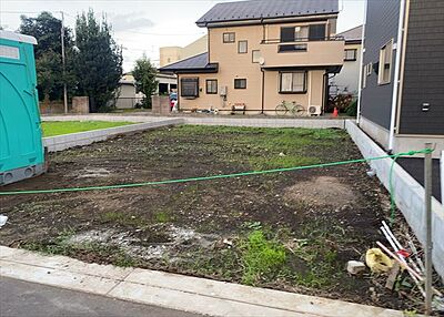 外観：現在は更地となっています。現地をご見学に行く際は、道路の幅や周辺の交通量、施設などをご確認頂くことをおすすめします！ある程度イメージをつけたいという場合は、同売主の施工事例や完成パースもお見せします。