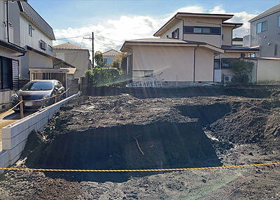 外観：現在は更地となっています。現地をご見学に行く際は、道路の幅や周辺の交通量、施設などをご確認頂くことをおすすめします！ある程度イメージをつけたいという場合は、同売主の施工事例や完成パースもお見せします。