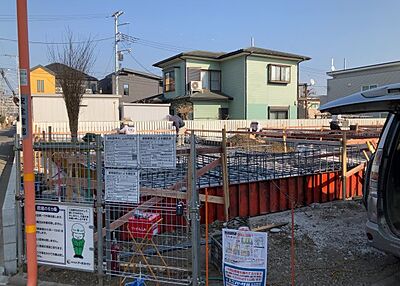 外観：現在は更地となっています。現地をご見学に行く際は、道路の幅や周辺の交通量、施設などをご確認頂くことをおすすめします！ある程度イメージをつけたいという場合は、同売主の施工事例や完成パースもお見せします。