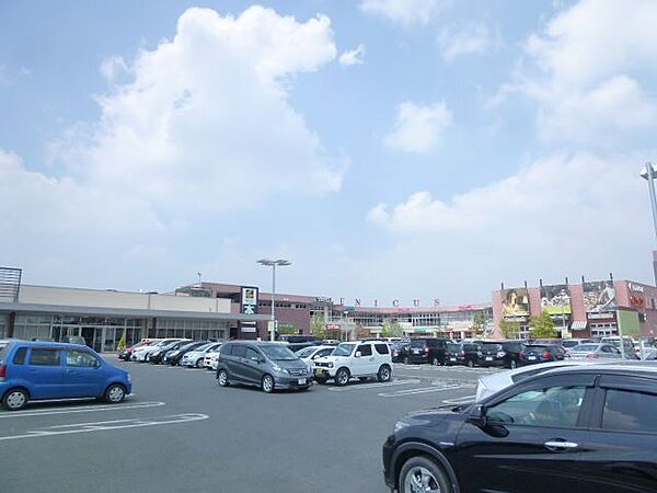 画像4:ショッピング施設「ウニクス高崎まで800m」