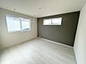 室内：【洋室】3部屋ある洋室は寝室や子供部屋や趣味の部屋など多彩に利用可能です！（同仕様）