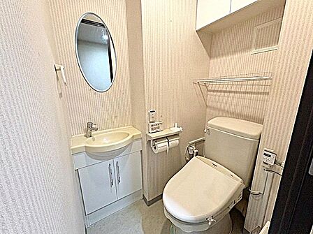 独立した手洗いカウンター付きのお手洗い 使い勝手が良く、来客時にも便利な清潔感のある空間となっております。※実際の写真から生活用品を消すCG加工をしております。