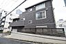 外観：セキスイハイム施工、重厚な外観が目を惹く地下付3階建。延床209m2超の4LDK+Sです。電動シャッターガレージ等2台駐車可。角地のため陽当りや開放感も良好です。