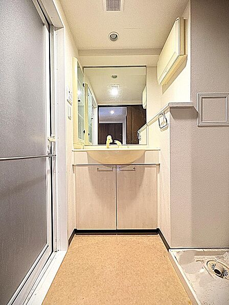 大きな一面鏡と使い勝手の良い洗面化粧台を備えた清潔感あふれるパウダールーム！足元や上部に収納スペースを確保しており、身支度品をスッキリまとめて朝の準備もスマートに行える快適な空間です。