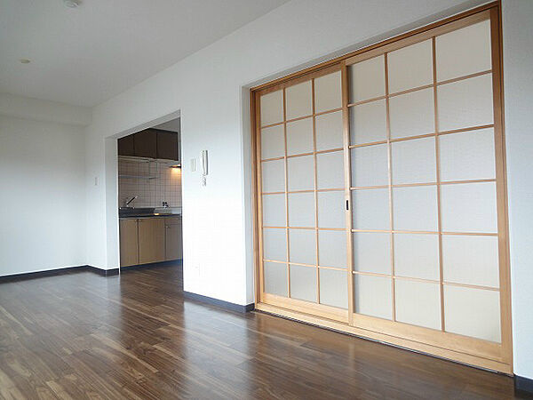 画像17:リビングの隣は和室です。