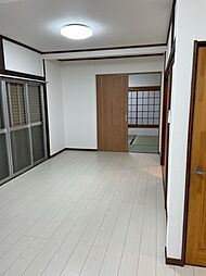 御茶山町の貸家 3LDKのリビング/ダイニング