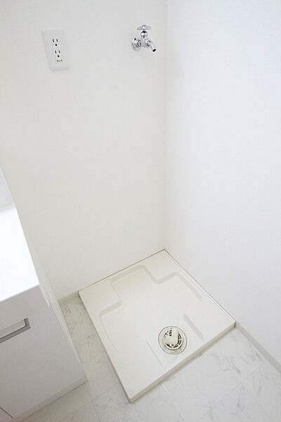 画像18:洗面所隣にある洗濯機置き場です