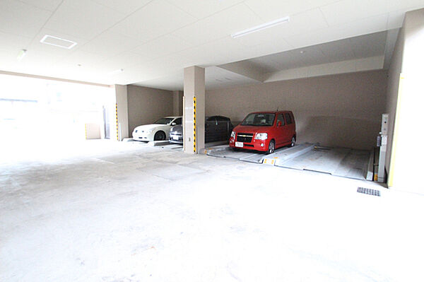 画像6:屋内駐車場