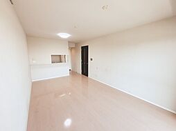 ■広々としたリビングは、日差しがたっぷり入り、明るく開放的な空間。快適でリラックスできるお部屋です。
